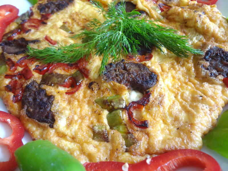 PEYNİRLİ SUCUKLU OMLET 2